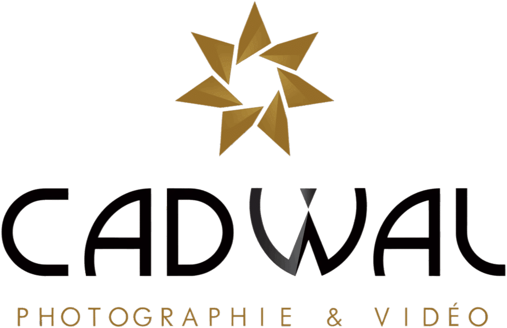 CADWAL Photographie & Vidéo : Logo stylisé Or et Noir Logo d'entreprise 'CADWAL PHOTOGRAPHIE & VIDÉO' sur fond vert forêt, avec un symbole abstrait de huit pointes dorées tournant.