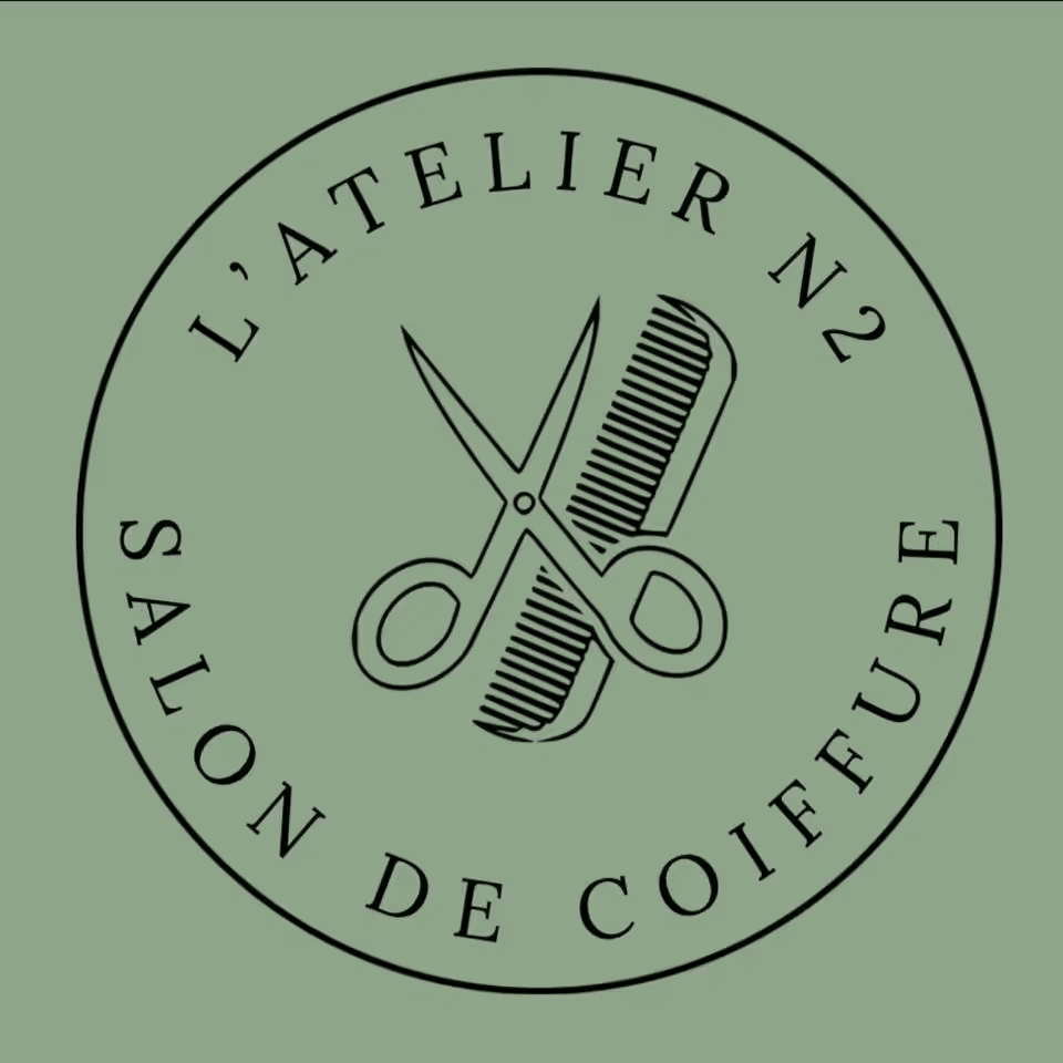 Logo Coiffure : Ciseaux, Peigne, Atelier N2 Logo circulaire vert sauge pour salon de coiffure 'L'ATELIER N2 SALON DE COIFFURE', centré avec des ciseaux et un peigne croisés.