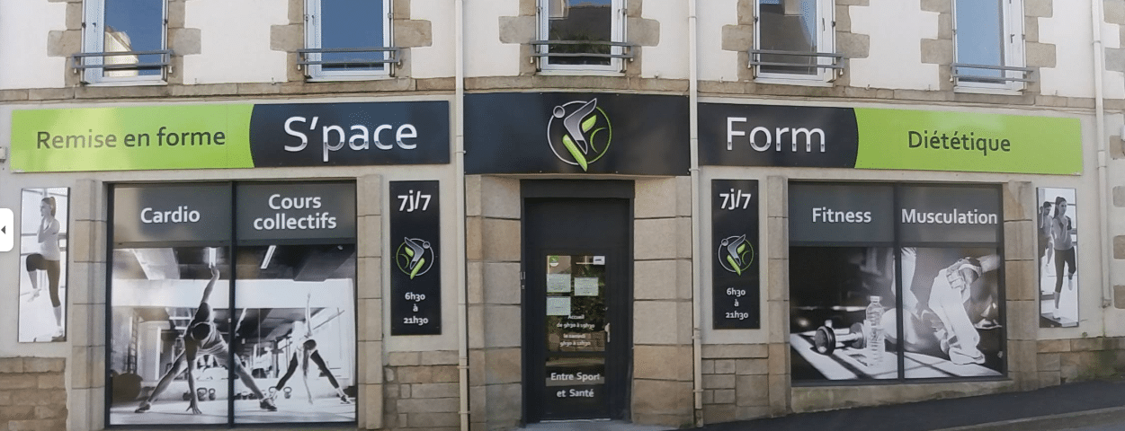 Salle de Sport Matrix : Rameur et Tapis de Course Modernes Intérieur de salle de sport moderne en noir et blanc, vue rapprochée sur un rameur Matrix et des tapis de course Matrix, avec un plafond à damier lumineux.